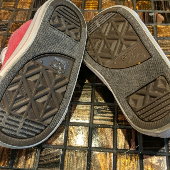 Toddler, size 5 converse - Picture 2 of 5